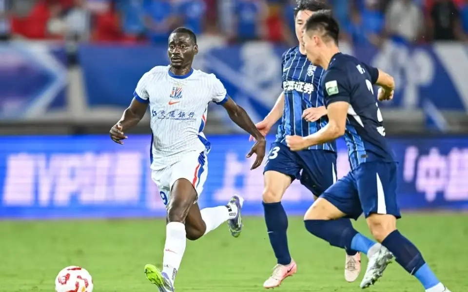 中超三队在亚冠积分榜的跌宕起伏：海港队垫底，蓉城队紧随
